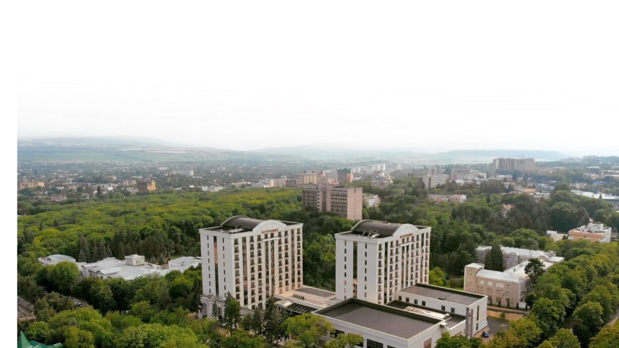 Осенний курортный парк рядом с санаторием ИСТОЧНИК