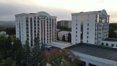 Дорога и парковка у санатория в Ессентуках